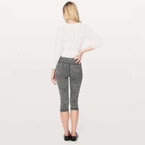 Lululemon Wunder Under Hi-Rise 1/2 Tight (17")
Luon Crackle Jaquard Black White